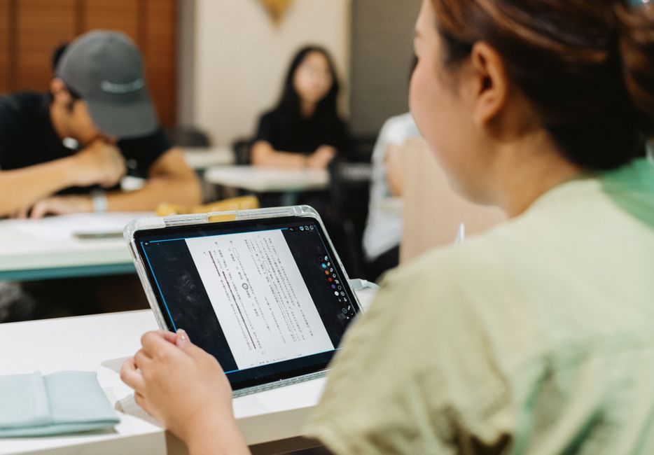 窗内的第一声啼哭与窗外的守望